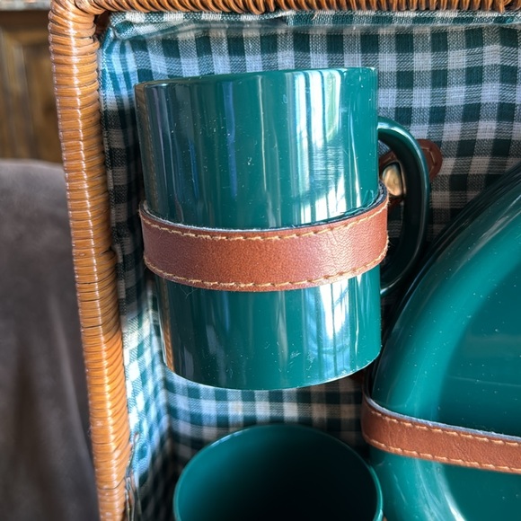 Adorable picnic basket. Approx 12” x 18” and 8” deep. Green checked liner - Picture 6 of 10